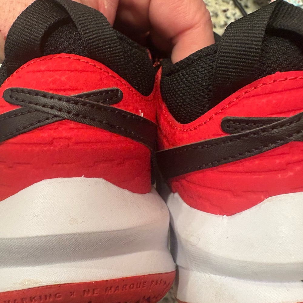 Brand New Nike Boys Hustle DX Red and Black Sneakers size 4Y - Picture 5 of 6